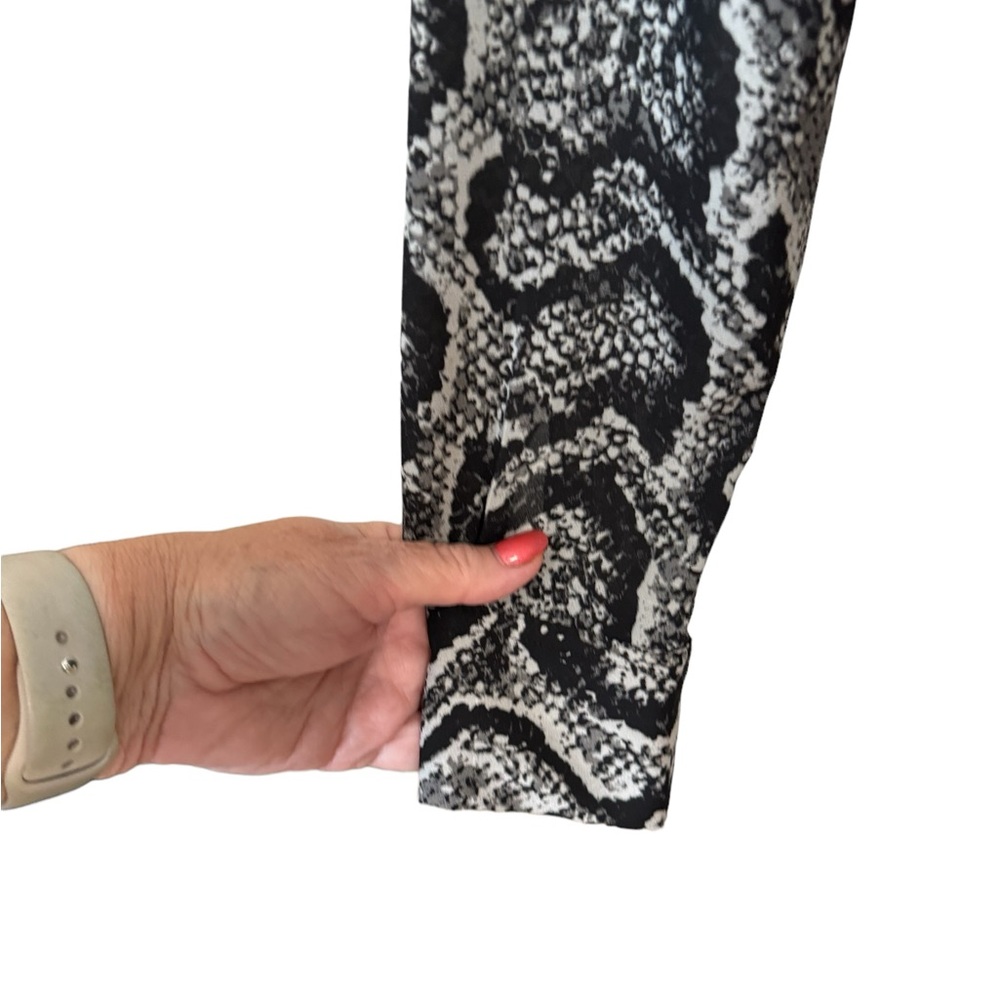 ❤️LARRY LEVINE SNAKESKIN PRINT BLOUSE SMALL #E - Picture 4 of 11